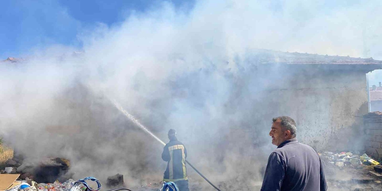 Bahçeye İstiflenen Atık Malzemeler Müstakil Evi Yaktı