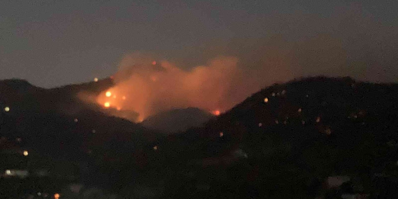Mersin’deki Orman Yangını 13 Saattir Sürüyor: Alevler Geceyi Aydınlattı