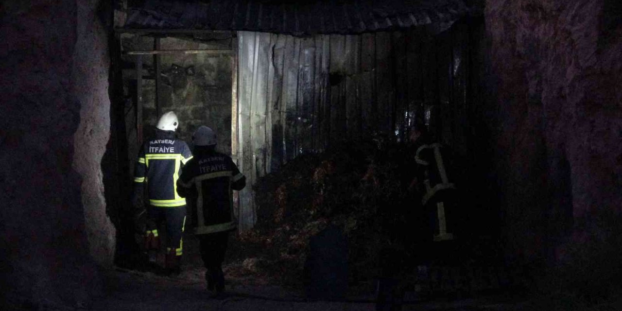 Yangında Mahsur Kaldılar, 3 Metre Yükseklikteki Delikten Kurtarıldılar