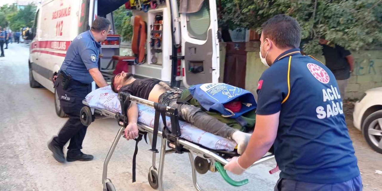 Trafikte Tartışıp Kendisini Takip Eden 5 Kişiyi Evinin Önünde Vurdu