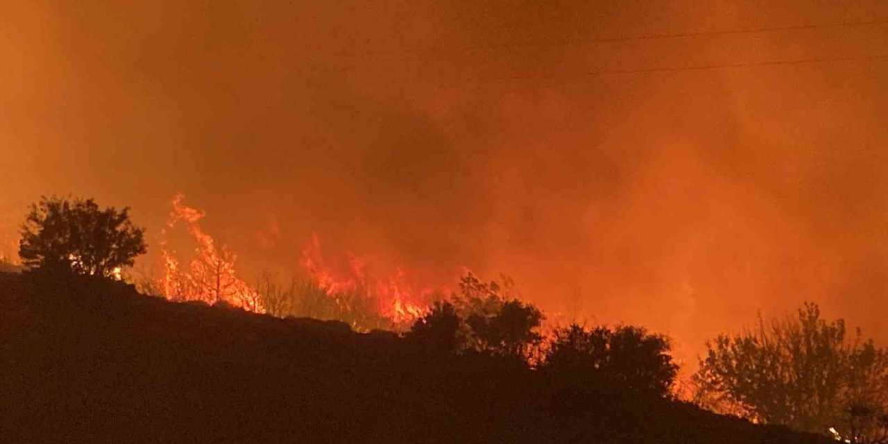 Mersin’deki Orman Yangını D-400 Karayoluna Ulaştı, Yol Kapatıldı