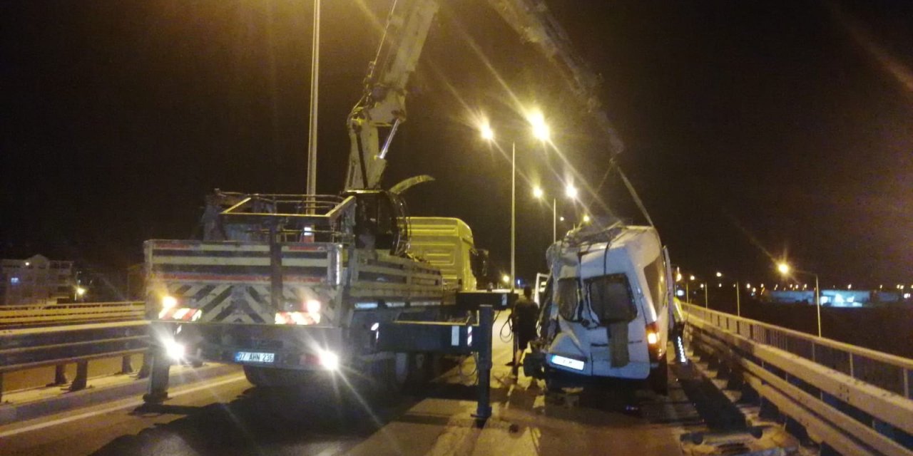 Lastiği Patlayan Tur Minibüsüne Kamyon Çarptı, 4 Turist Yaralandı