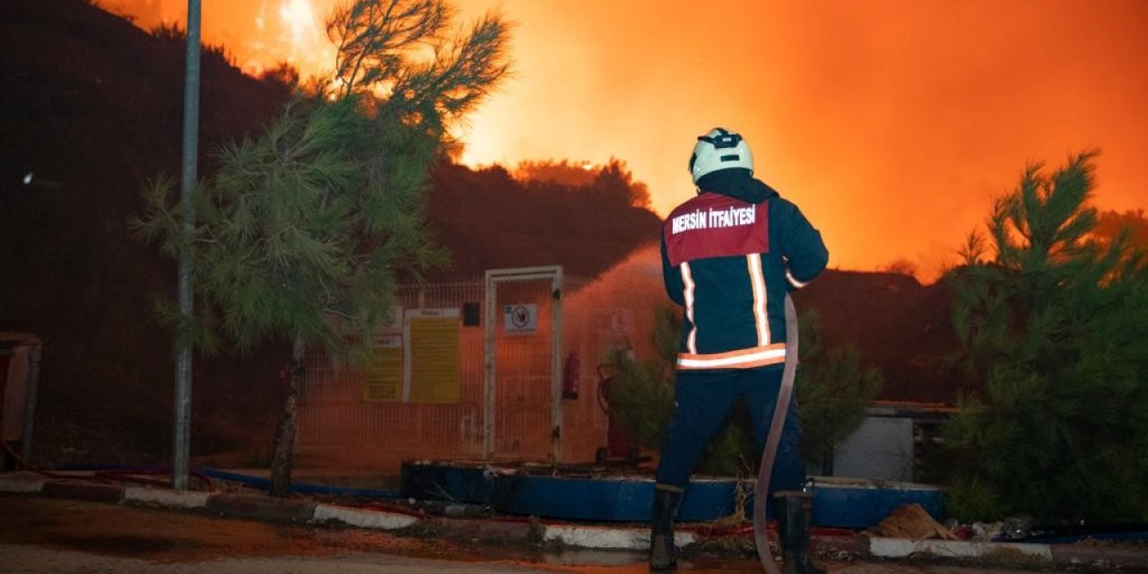 İtfaiye Ekiplerinin Mersin’de Yangınla Mücadelesi Sabaha Kadar Sürdü