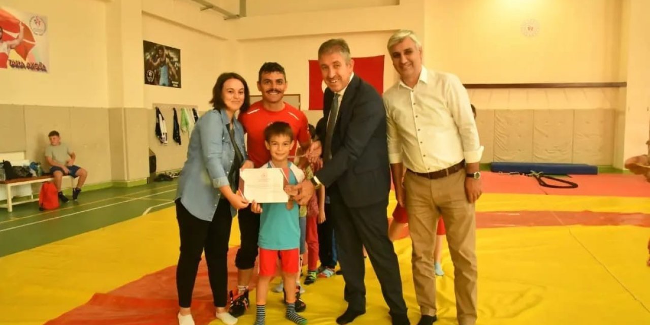 Gsb Spor Okulları Yaz Döneminde Güreşçiler Sertifikalarını Aldı