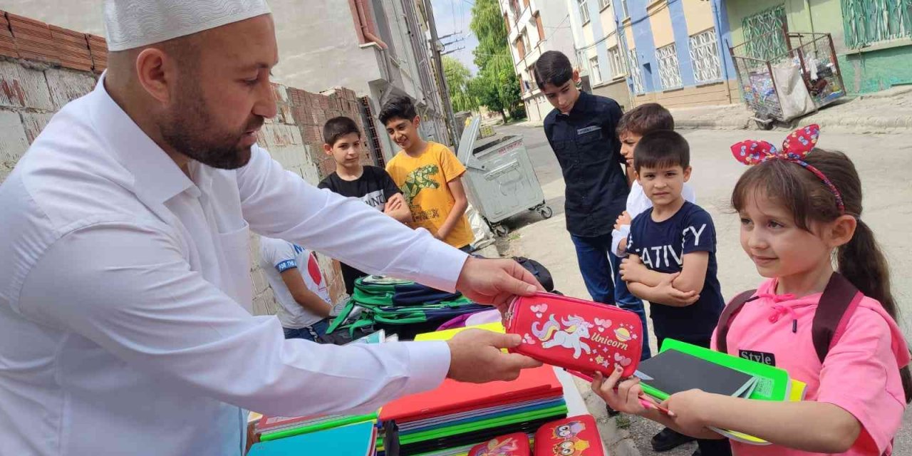 Hayırsever İmam Yetim Çocuklara Kırtasiye Yardımında Bulundu