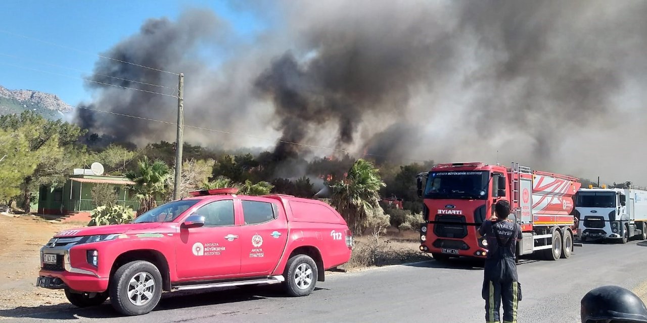 Büyükşehir İtfaiyesi Mersin’de Alevlere Müdahale Etti