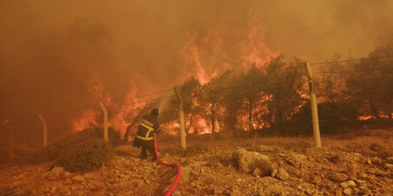 Büyükşehir İtfaiyesi, Mersin’deki Orman Yangınlarını İçin Canla Başla Görev Yaptı