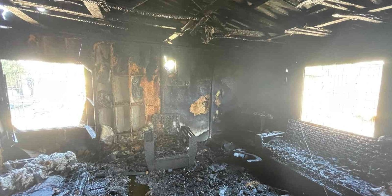 Tarsus’ta Çıkan Yangında Ev Kül Oldu