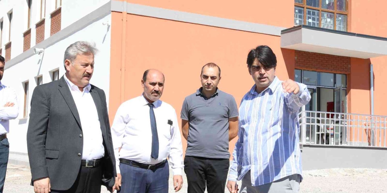 Başkan Palancıoğlu, Danışmentgazi Mahallesin’deki 20 Derslikli İlkokulda İncelemelerde Bulundu