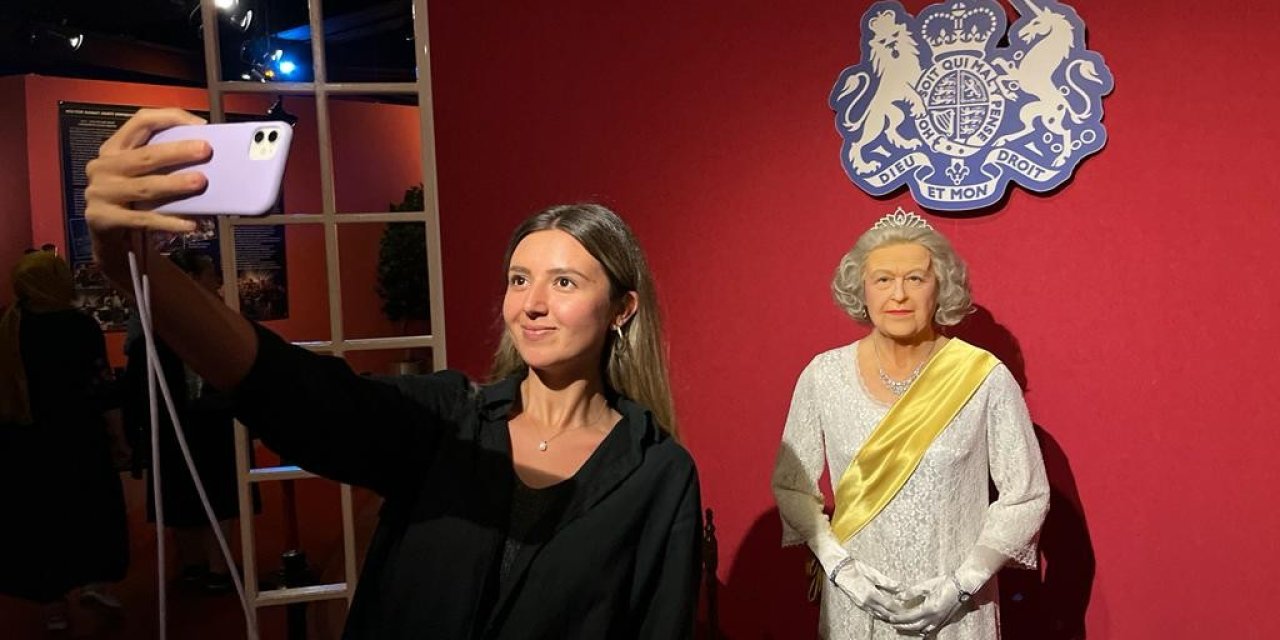 Ölümünden Sonra Kraliçe Elizabeth’in Heykeline İlgi Arttı
