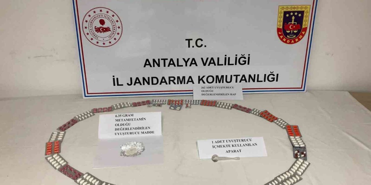 Otobüsteki Yolcunun Üzerinden Farklı Renklerde 262 Adet Uyuşturucu Hap Çıktı