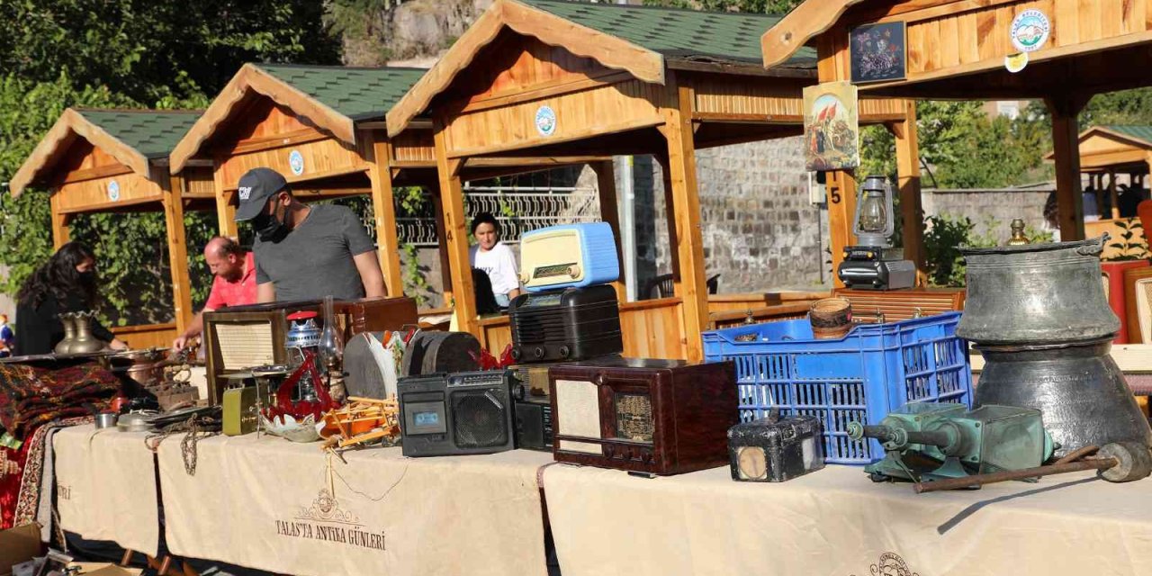 Sonbahar Serinliğinde Antika Pazarı
