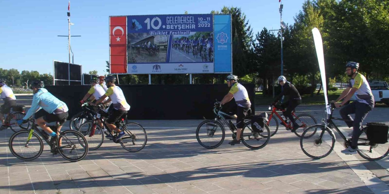 Bisikletseverler, Beyşehir Gölü Etrafında Bisiklet Turunda