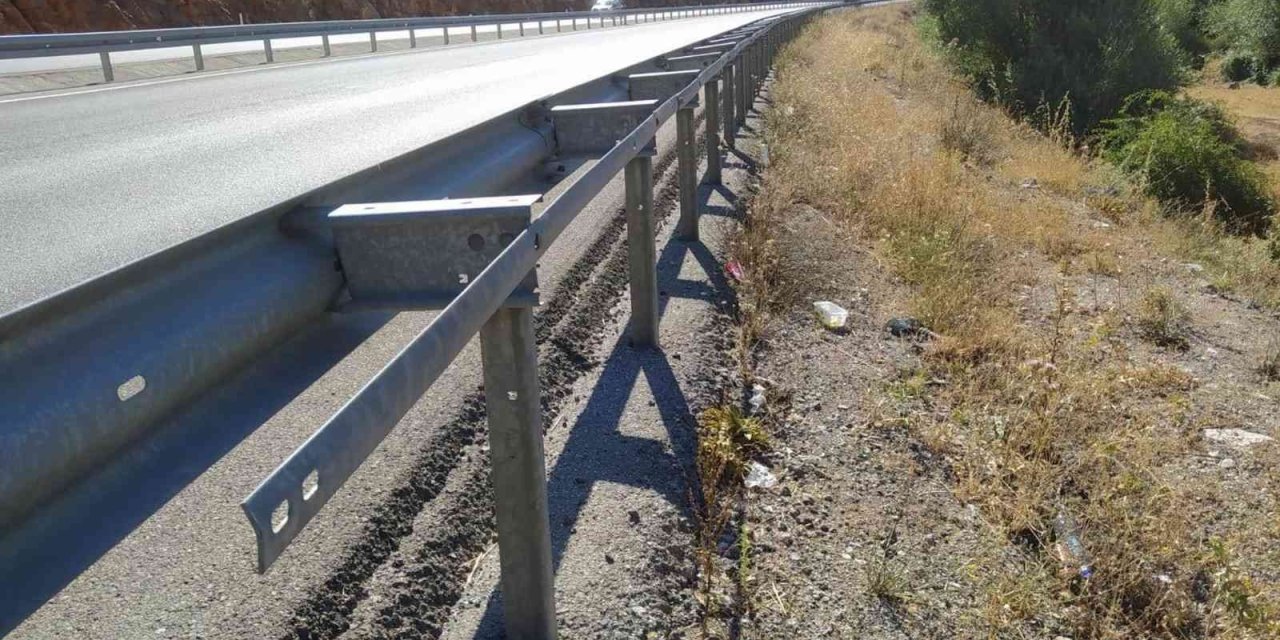 ‘ölüm Virajı’ndaki Demir Bariyerleri Çaldılar