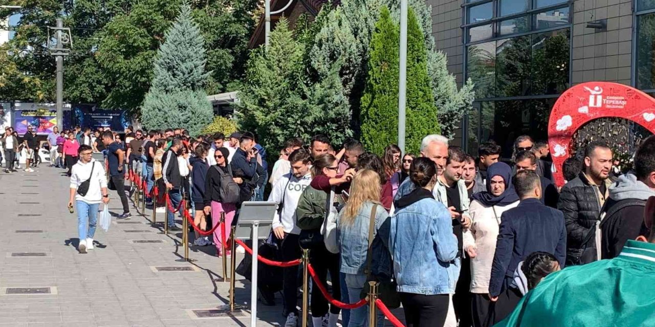 İndirimli Ürünler İçin Geceden Sıraya Girdiler