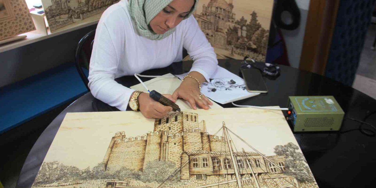 Portre Resimleri Yakarak Tahtaya İşlemesi Mesleği Oldu