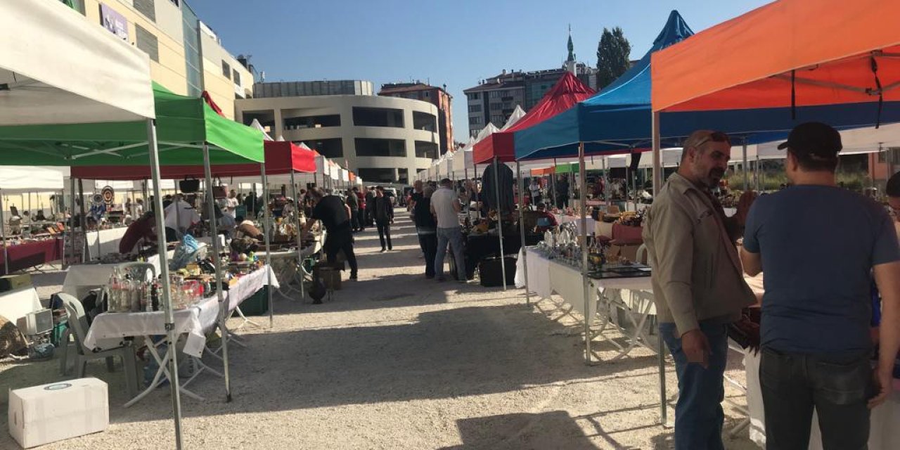 Antika Pazarı Nostalji Tutkunlarını Ağırlıyor