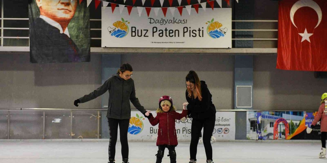 Muratpaşa Belediyesi’nden Ücretsiz Buz Pateni Kursu