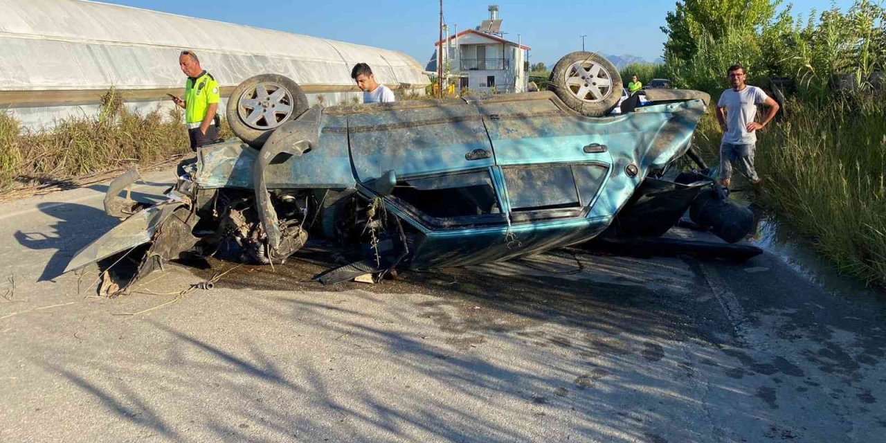 Otomobil Sulama Kanalına Çarpıp Yan Yattı, 3 Kişi Yaralandı