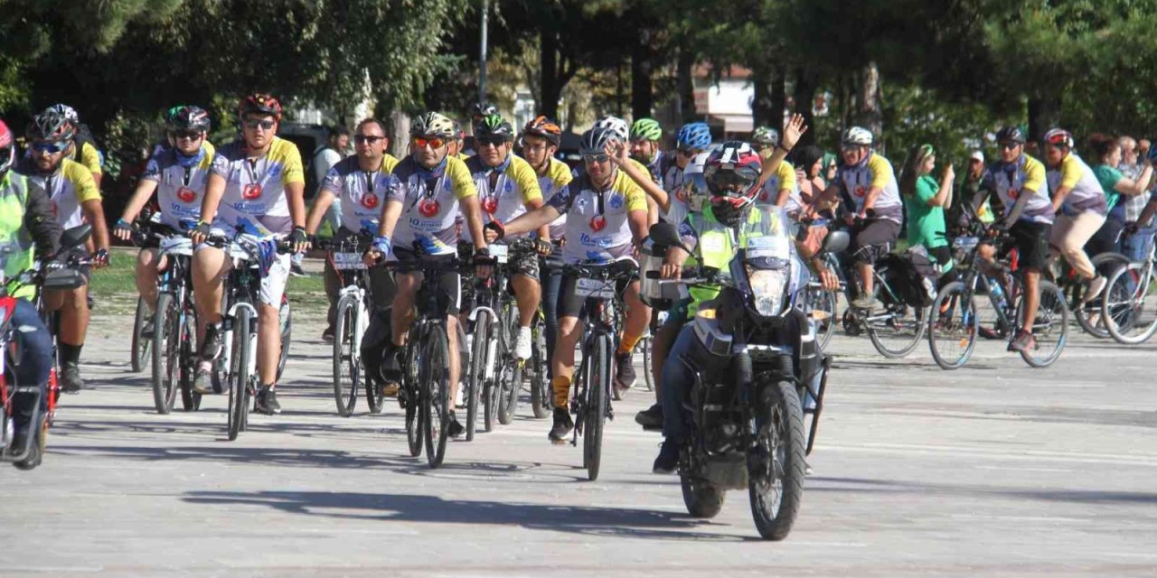 Bisiklet Tutkunları Beyşehir Gölü Etrafında 165 Kilometre Pedal Çevirdi