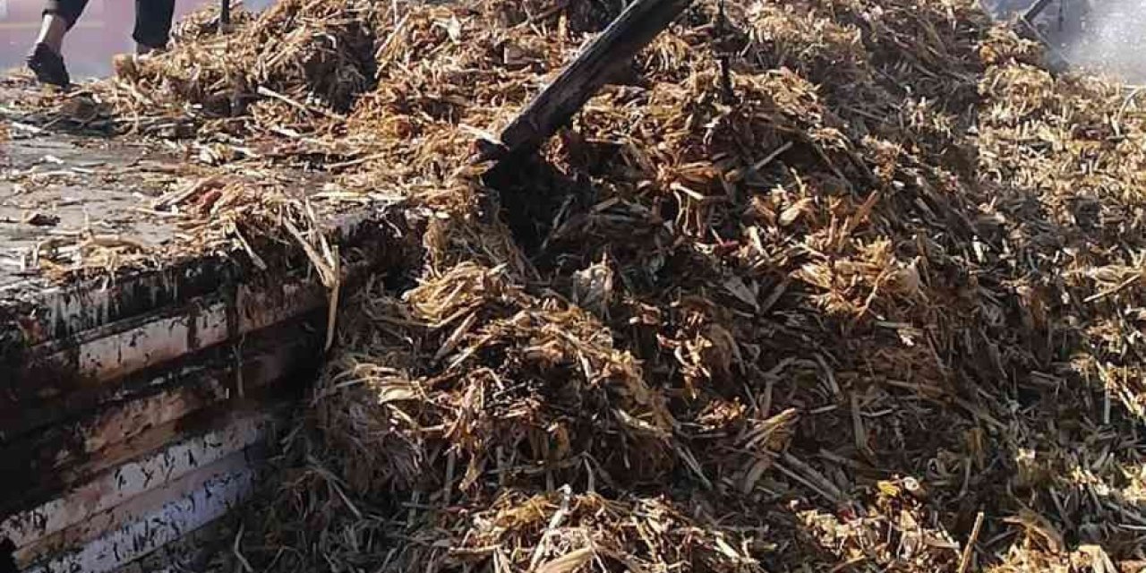 Anız Ateşi Seyir Halindeki Tıra Sıçradı, Onlarca Saman Balyası Kül Oldu