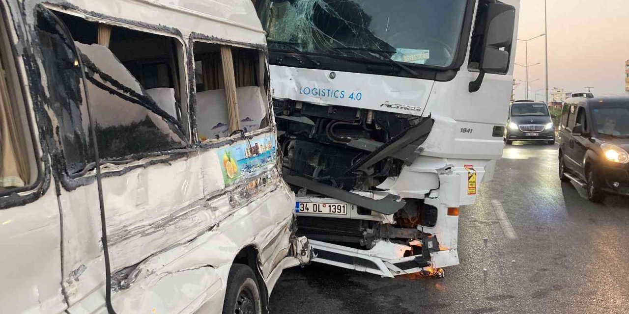 Tırla Yolcu Minibüsü Çarpıştı, Kaza Ucuz Atlatıldı