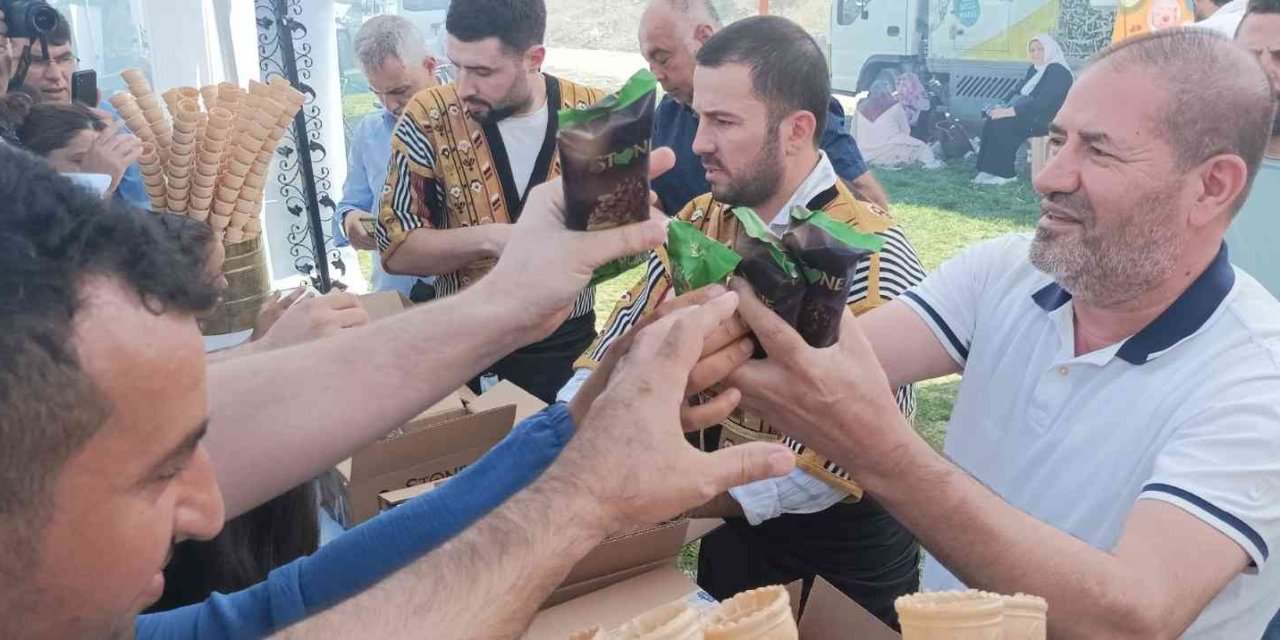 Kahramanmaraşlılar Kültür Ve Sanat Festivali’nde Ücretsiz Dondurma Dağıtıldı