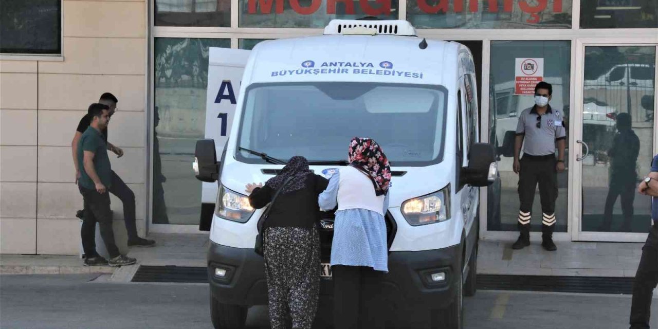 Oğlunun Acısına Dayanamayıp Cenaze Aracını Öpen Anne Yürekleri Dağladı