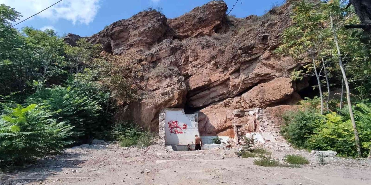 Yıkılan Tarihi Hamamın Suyu Şifa Arayanların Hala Uğrak Noktası Oluyor