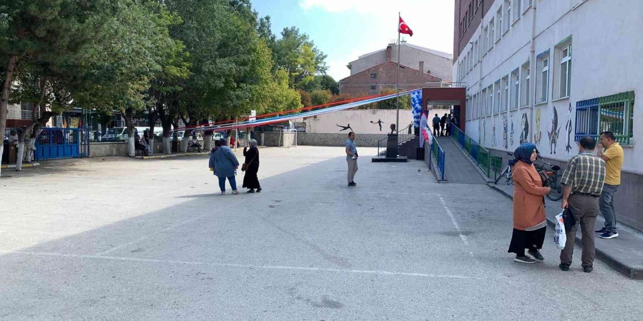 Okulların İlk Gününde Veliler Okul Bahçelerini Doldurdu