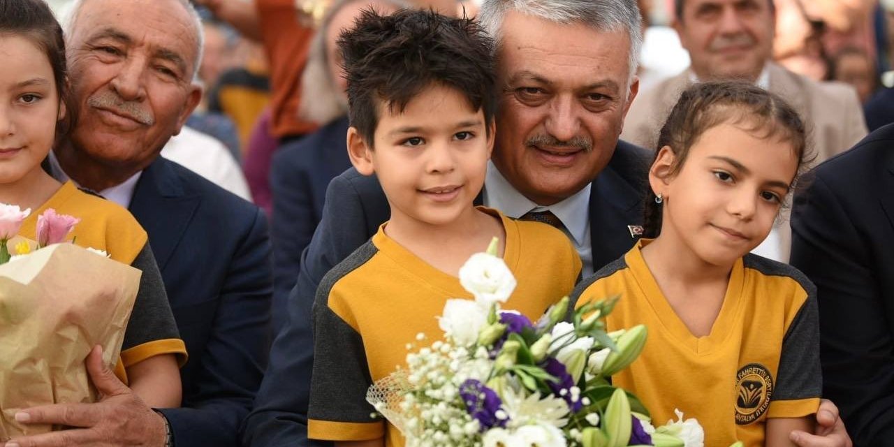 Antalya’da 485 Bin Öğrenci, 35 Bin Öğretmen İçin Ders Zili Çaldı