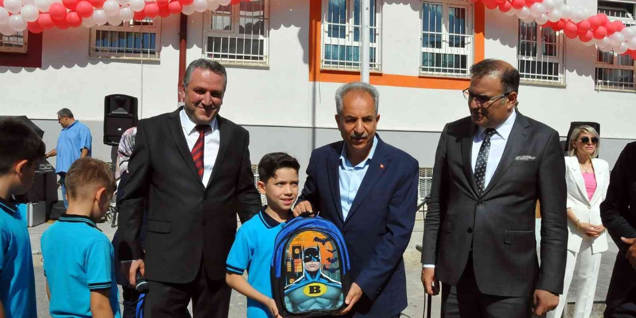 Akşehir Belediyesi’nden 2 Bin 500 Çanta Ve Kırtasiye Seti