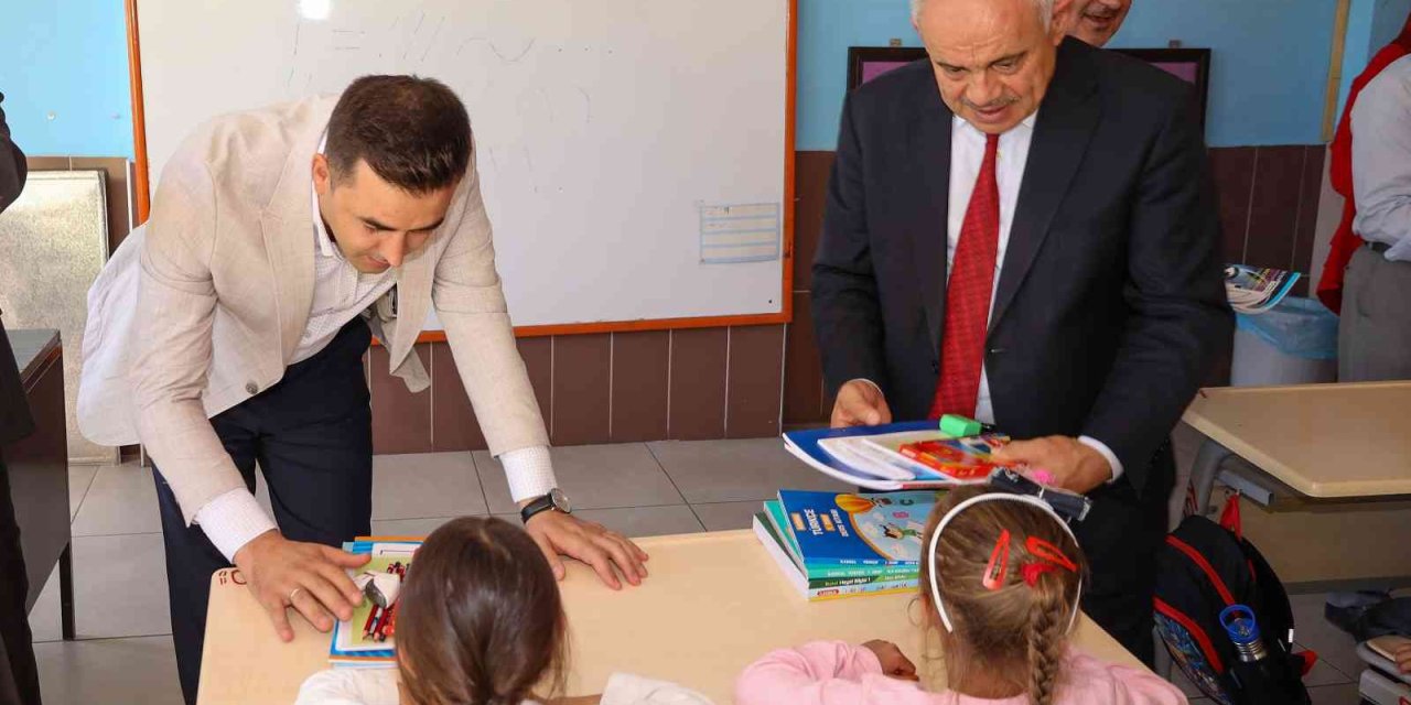 Başkan Esat Öztürk İlk Ders Zilini Çaldı