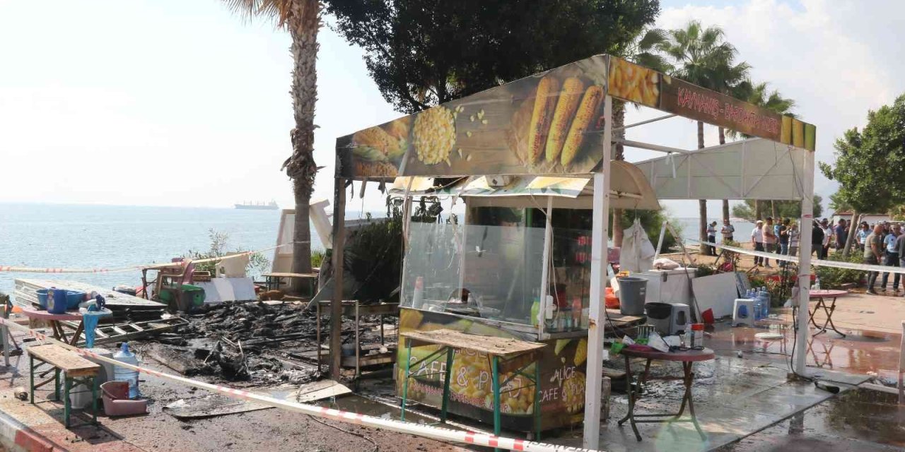 Yıkım Kararı Verilen Büfe Yandı