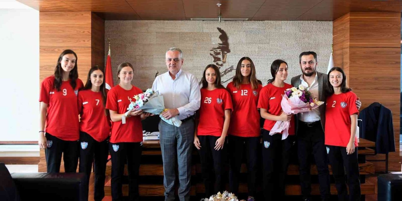 Başkan Esen’den Kadın Hentbol Altyapı Takımına Destek Sözü