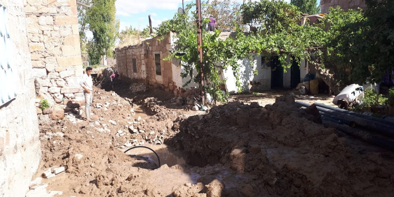 Kanal Borusu Patladı, Evleri Su Bastı