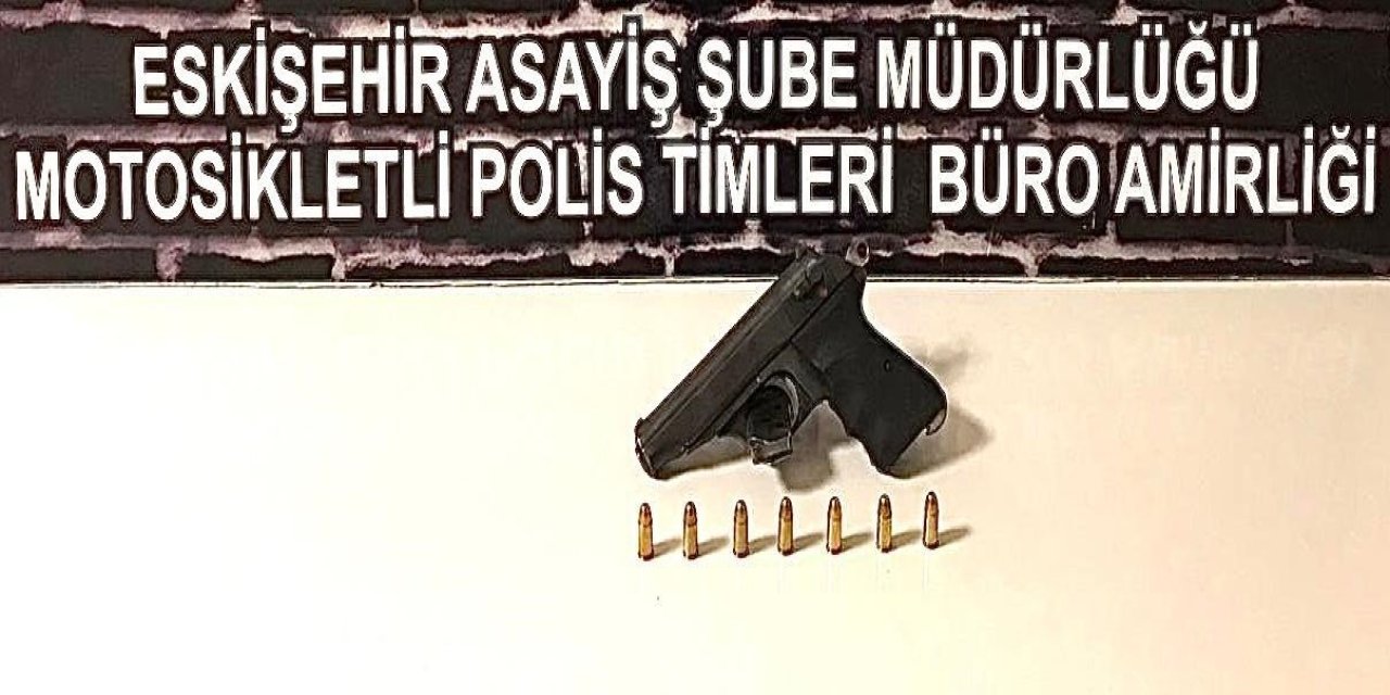 Kaçan Şüphelinin Üzerinde Silah Ele Geçirildi