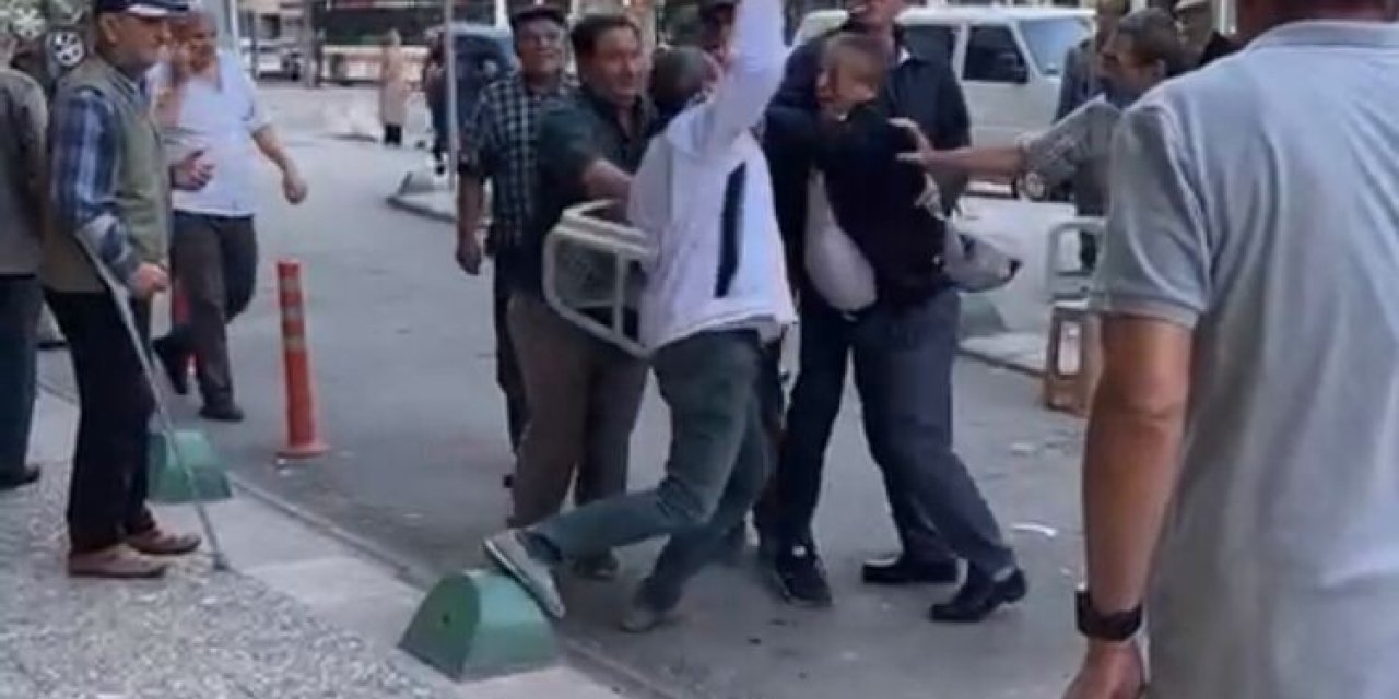 Eskişehir’de Sokak Ortasında Yaşanan Kavga Anları Cep Telefonu Kamerasında