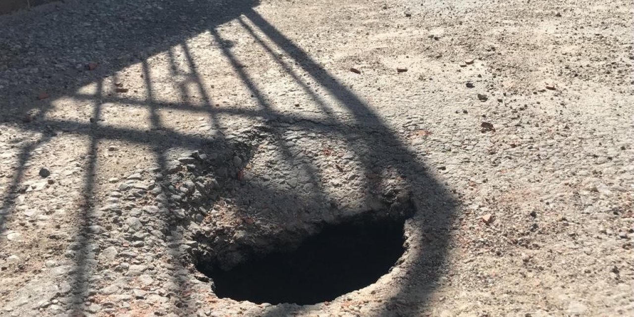 Sokak Ortasındaki Çukur Korkutuyor