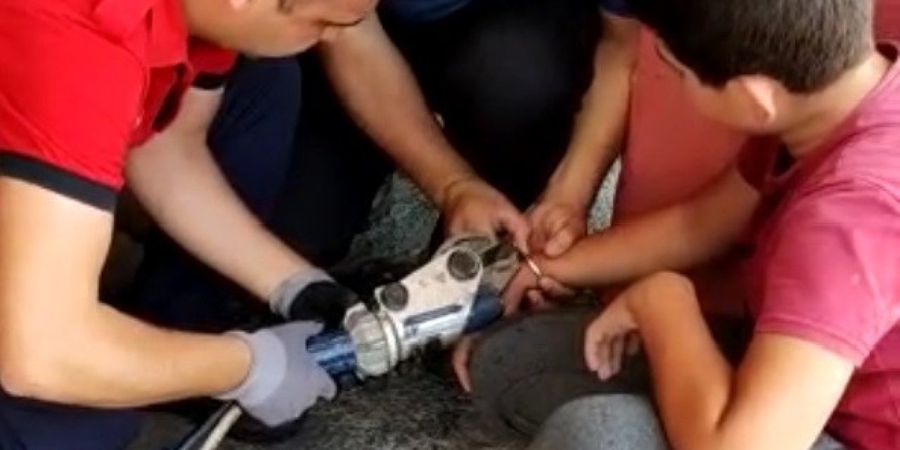 Bileğine Taktığı Kelepçeden İtfaiye Kurtardı