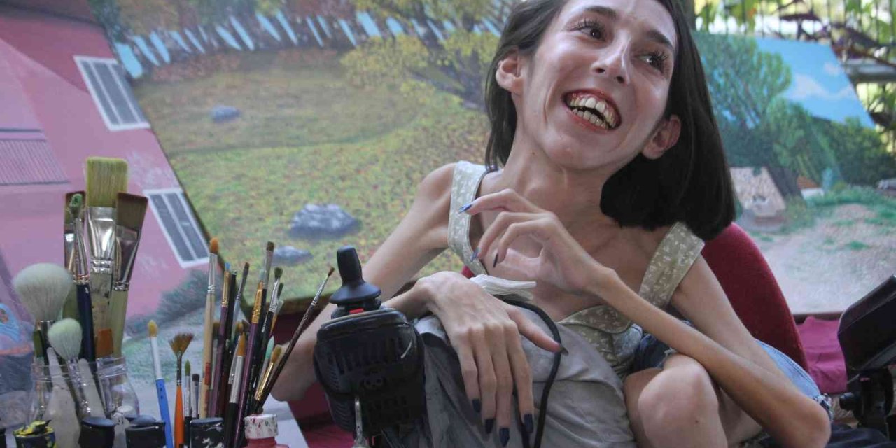 Sma’lı Gülçin’in Engelli Aracı Üzerinde Çizdiği Resimler Belgesele Konu Oldu