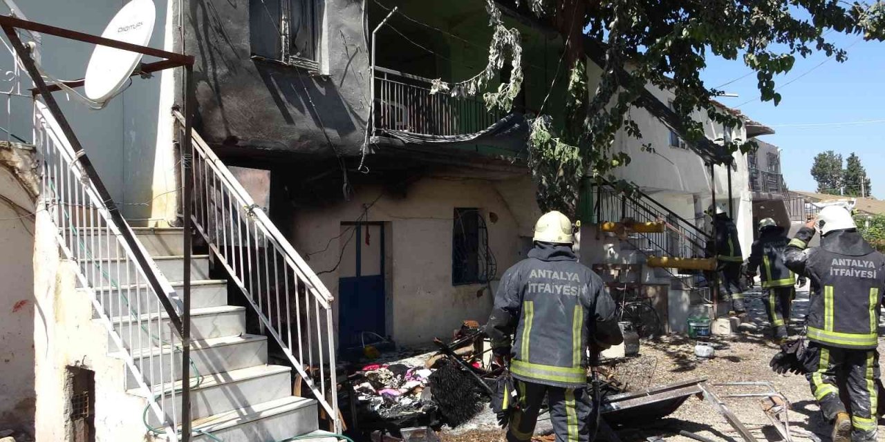 Tarım İşçilerinin Kaldığı Ev Çıkan Yangında Kullanılamaz Hale Geldi