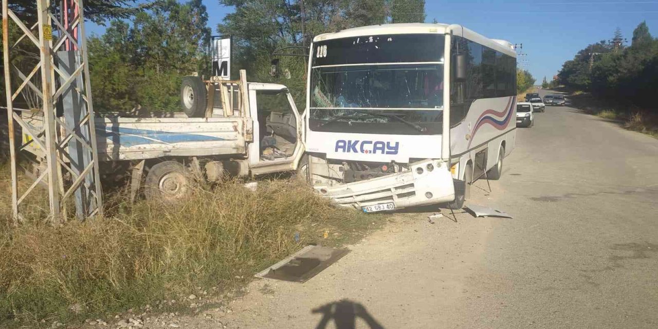 İşçi Taşıyan Servis Midibüsü Kamyonetle Çarpıştı: 17 Yaralı