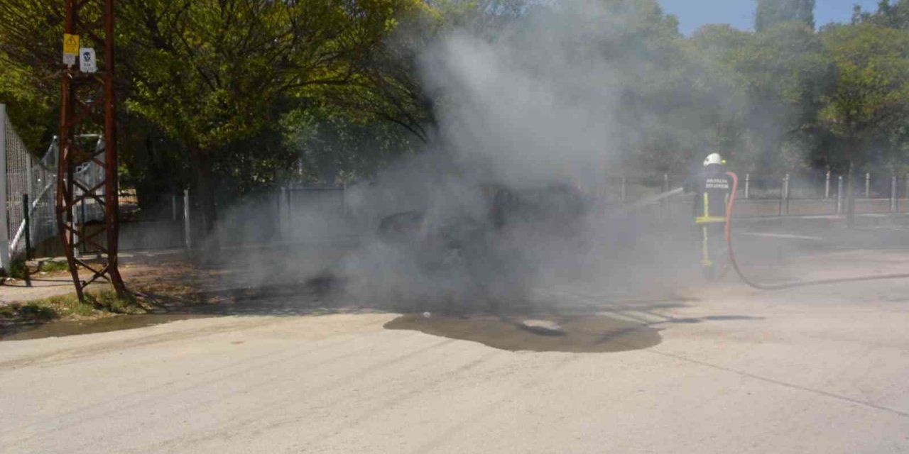 Hareket Halindeki Otomobil Yandı