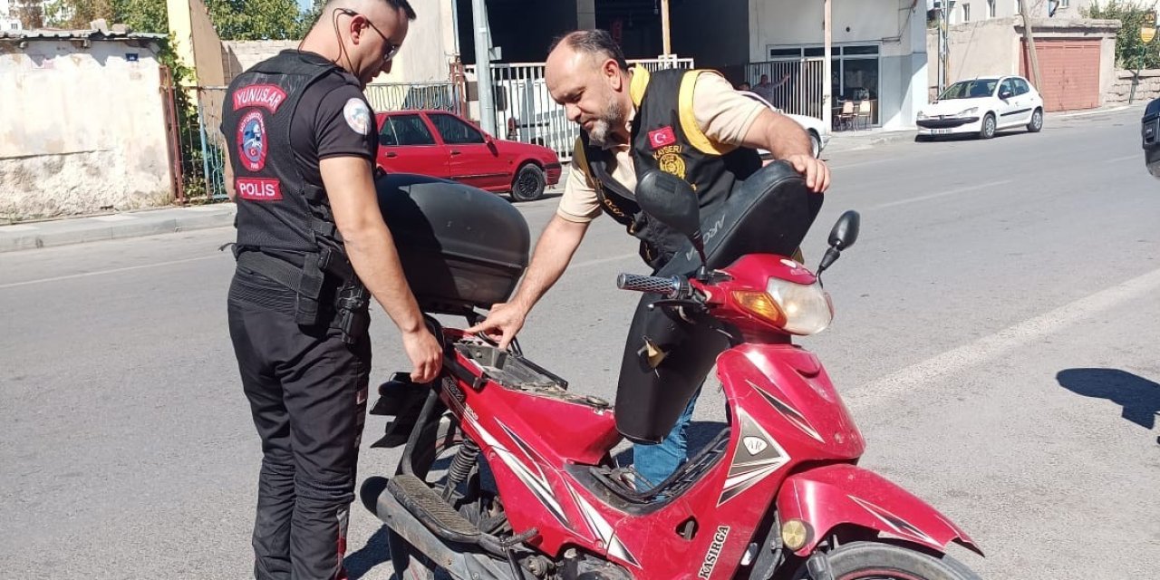Polisten ’kuş’ Grubu Araçlara Ve Motosikletlere Denetim