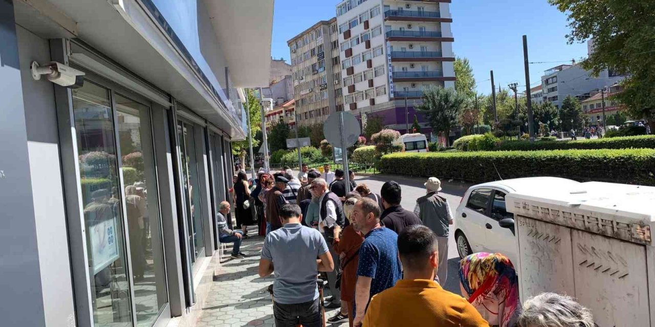 Vatandaşlar Sosyal Konut Başvurusu İçin Banka Önlerinde Heyecanla Beklemeye Başladı