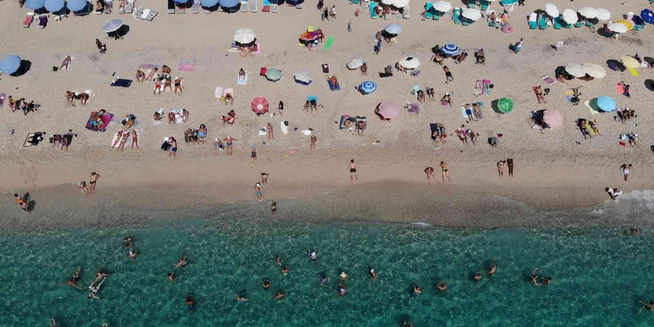 Alanya Sahillerinde Hafta Sonu Yoğunluğu Yaşanıyor