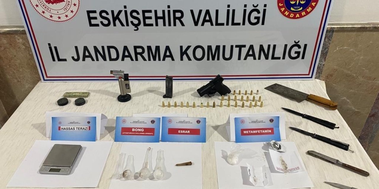 Şüpheli Araçta Silah Ve Çok Sayıda Uyuşturucu Madde Bulundu