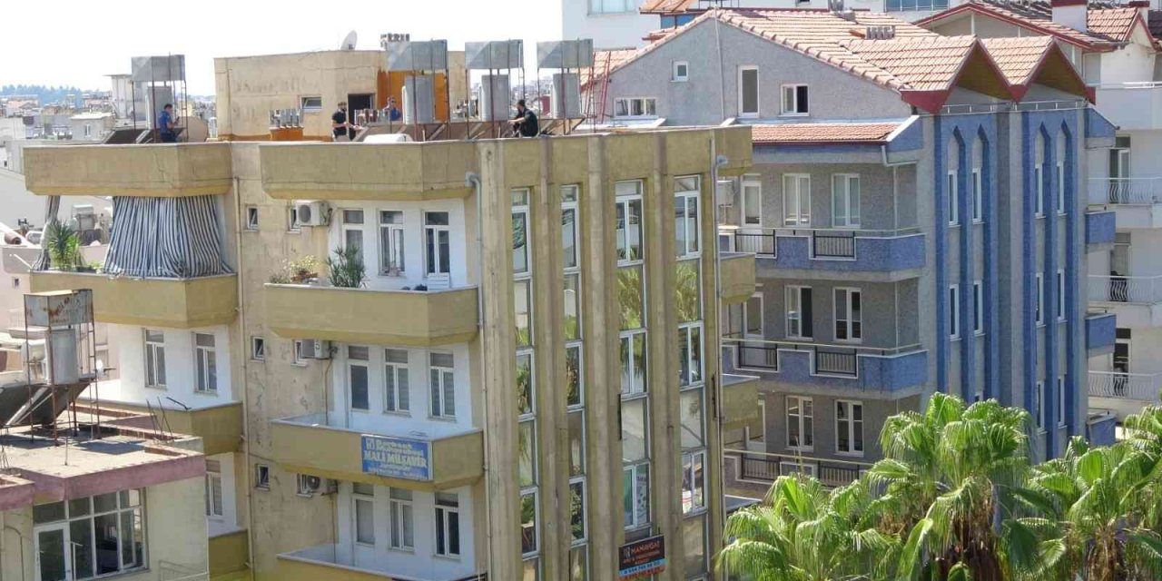 5 Katlı Apartmanın Çatısına Çıkan Genç, Yürekleri Ağza Getirdi
