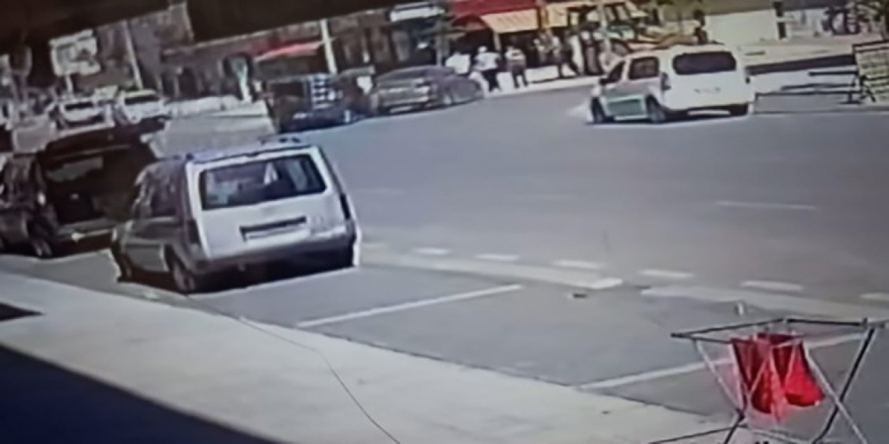 Konya'da Otomobil Önce Araca Sonra Vatandaşlara Çarptı